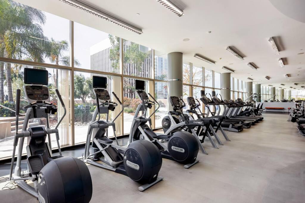 Luxury High Rise Amazlng Views & Secured Parking Appartement
