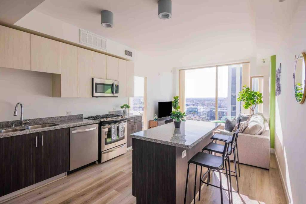 Luxury High Rise Amazlng Views & Secured Parking Appartement *