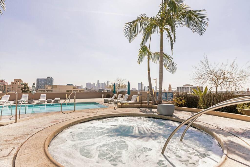Luxury High Rise Amazlng Views & Secured Parking Appartement